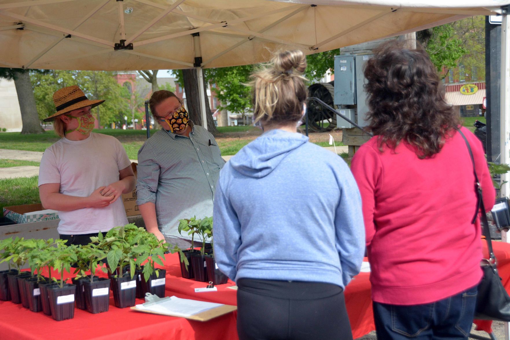 Baraboo Farmer's Market adjusts for safety during COVID-19 pandemic